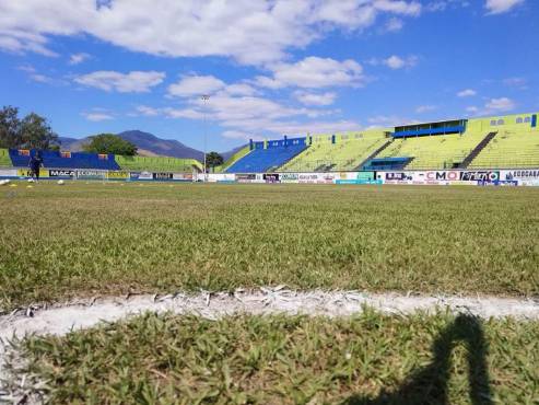 Así está la grama del estadio Juan Ramón Brevé de Juticalpa.