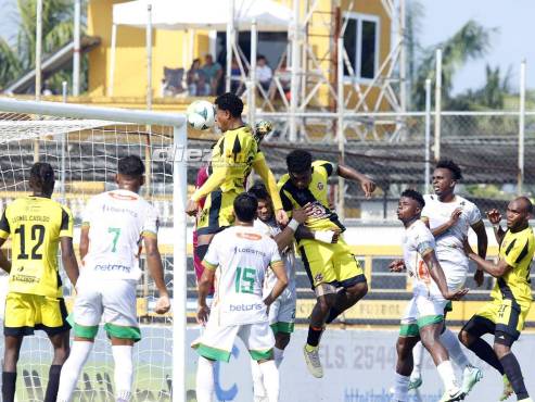 Momento en el que Stiven Dávila anotaba el gol del Génesis en Puerto Cortés.