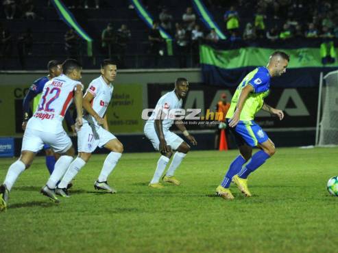 Rodrigo Faust intentó vencer la cabaña de Olimpia, pero no pudo ante el buen accionar de José Mendoza. FOTO: Marvin Salgado.