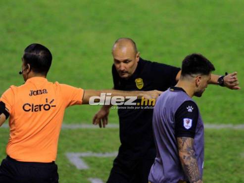 Los problemas de camerinos dificultaron el trabajo de Julio Rodríguez en el banquillo del Real España. FOTO: Neptalí Romero.