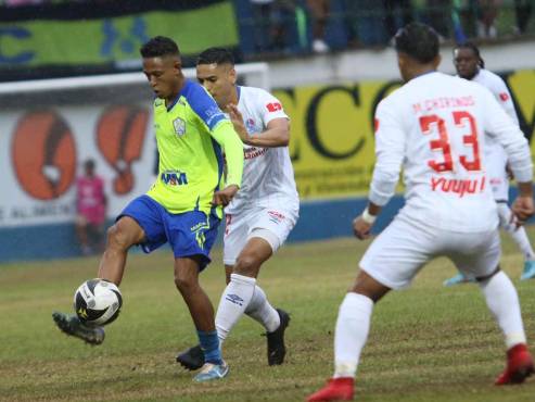 Edwin Solani se pone nuevamente la capa de goleador y le regala triunfo a Olimpia sobre Olancho FC