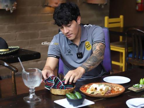 Michaell Pérez disfrutando de unos tacos mexicanos en Tacontento. FOTOS: Mauricio Ayala.