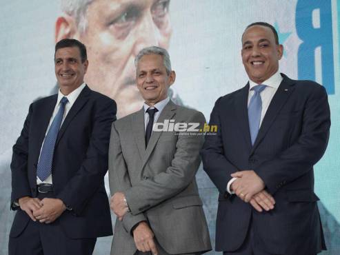 Jorge Salomón, Reinaldo Rueda y Javier Atala en la ceremonia de presentación. FOTO: Mauricio Ayala.