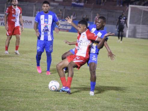 Sebastián Espinoza domina el balón ante la marca de Luis Hurtado. FOTO: Samuel Zelaya.
