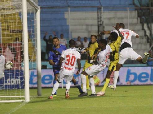 Olimpia goleó 4-0 al Génesis en el Estadio Nacional Chelato Uclés de Tegucigalpa. FOTO: Alex Pérez.