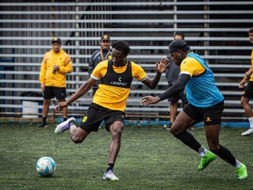 Anthony García nuevo fichaje de Real España encarando a Danilo Palacios.