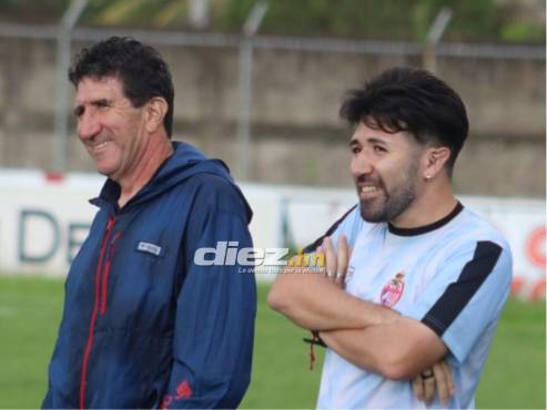 Eric junto a Héctor Vargas en el entrenamiento de la Real Sociedad de Tocoa. FOTO: José Luis Barralaga.