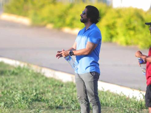 El agente de Alberth Elis siguió de cerca el entrenamiento de la Selección de Honduras. FOTO: Mauricio Ayala.