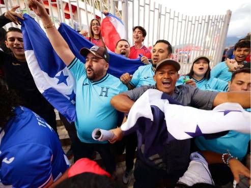 Tremenda fiesta se vive afuera del Estadio Nacional de San José, Costa Rica. FOTOS YOSEPH AMAYA | MAURICIO AYALA.