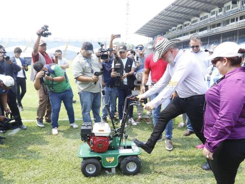 El edil sampedrano probando parte de la maquinaria que usarán en el cambio de césped del Morazán. FOTOS: Neptalí Romero.