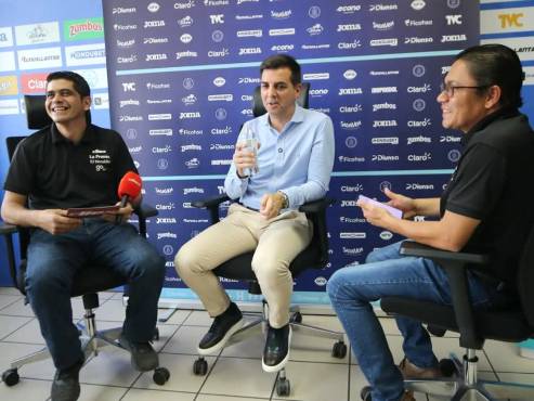El director deportivo de la FFH, Francis Hernández, en conversación con Erlin Varela y Carlos Castellanos, periodistas de Diario DIEZ. Fotos: Alex Pérez