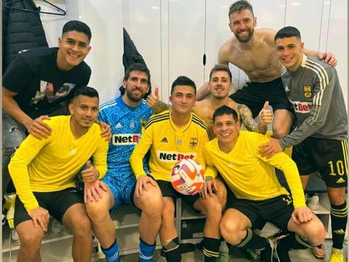 Luis Palma, lesionado, junto a Edwin Rodríguez y otros compañeros en el vestuario tras el partido.