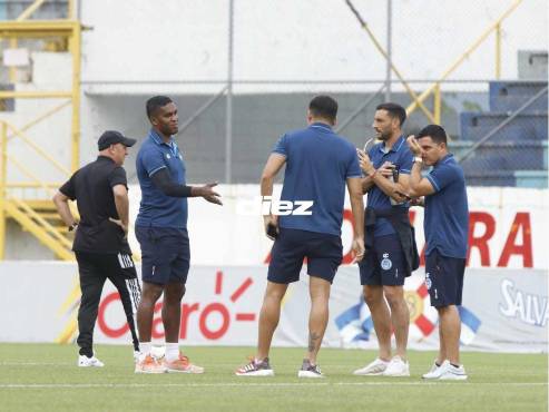 Los futbolistas del Victoria charlan previo al duelo ante Real España. FOTO: Neptalí Romero.