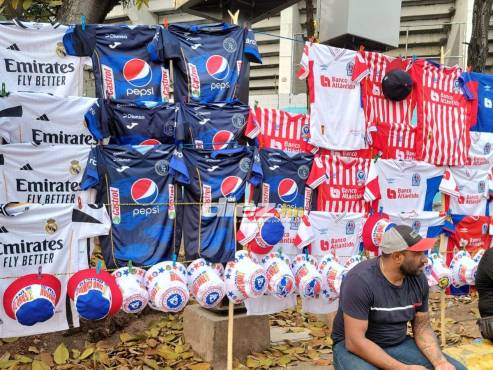 La fiesta ya se vive afuera del estadio Nacional Chelato Uclés de Tegucigalpa. FOTO: Andro Rodríguez.
