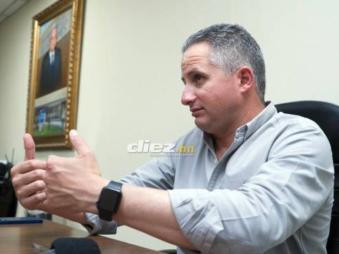 Burbara alaba el trabajo del profe José Valladares, quien está al mando de las categorías menores del club. FOTOS: Mauricio Ayala.