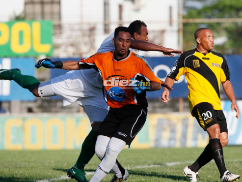 Elmer Canales cuando militaba para los colores del Hispano. Aquí disputa el balón con Juan Manuel Cárcamo.