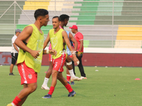 Los futbolistas de la Real Sociedad se ejercitan en el Estadio Carlos Miranda de Comayagua. FOTO: David Romero.