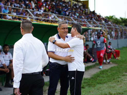 Jhon Jairo López y Mauro Reyes se abrazan previo al inicio del partido. FOTO: Mauricio Ayala.