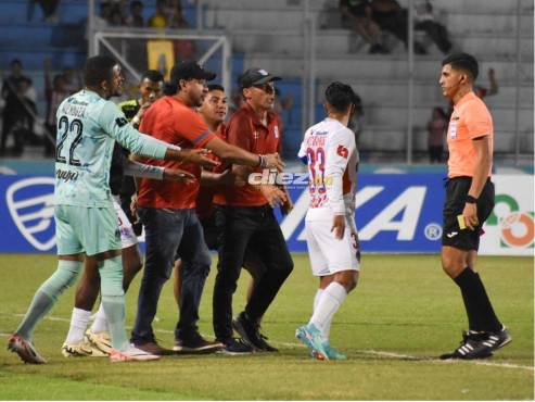 Pedro Troglio se fue expulsado en el tiempo de descuento de la segunda parte del compromiso. FOTO: José Aníbal Vásquez.