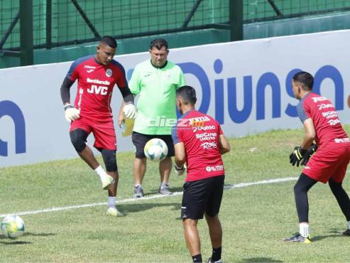 Entrenan los porteros del Marathón previo al derbi sampedrano en el Yankel Rosenthal. FOTOS: Neptalí Romero/Mauricio Ayala.