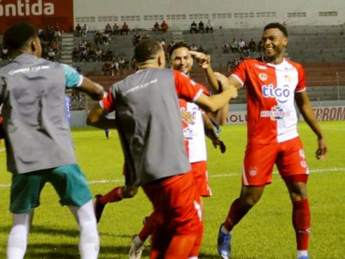 Hilder Colón abrió la lata al minuto 4’ de iniciado el juego. El gigante defensor central vacunó a su exequipo. FOTO: Esaú Ocampo.