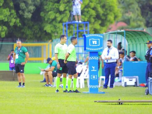 El árbitro David Cruz desató la polémica en el juego Choloma vs Real España donde el técnico Jeaustin Campos pidió revisión y al no atenderlo, lanzó la tarjetas FVS.