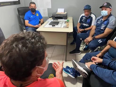 Hernán “Bolillo” Gómez visitó la sede del Real España y sostuvo una amena reunión con el argentino Héctor Vargas