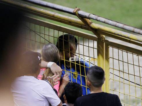El enorme abrazo de Onan Rodríguez con sus familiares en el estadio Olímpico de SPS. FOTOS: Neptalí Romero | Mauricio Ayala.