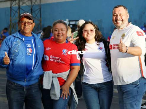 Ambientazo en las afueras del Nacional y llegan aficionados felices al estadio Nacional Chelato Uclés. Foto Marvin Salgado.