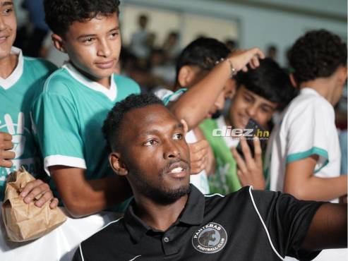 La locura que causó Alberth Elis en su visita al torneo deportivo en San Pedro Sula. FOTOS: Mauricio Ayala.