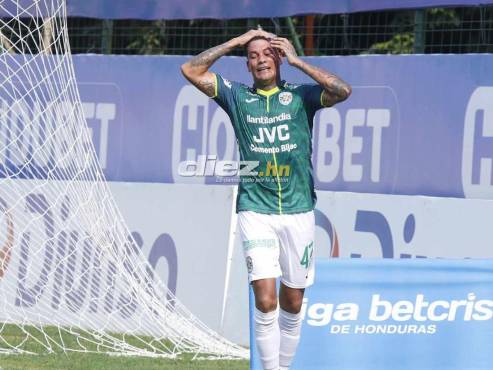 Nicolás Royón lamenta el gol invalidado por parte del réferi Armando Castro. FOTO: Neptalí Romero.