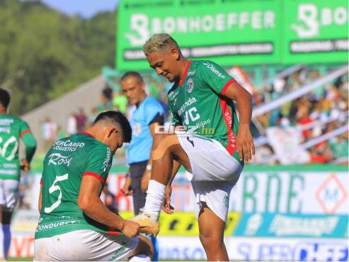 La celebración entre el Chelito Martínez y Alexy Vega en la goleada al Vida en el Yankel Rosenthal. FOTO: Melvin Cubas.