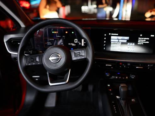 En su interior, el Nissan Kicks 2025 combina elegancia y comodidad con asientos de piel en la versión Exclusive y detalles como manijas al color de la carrocería.