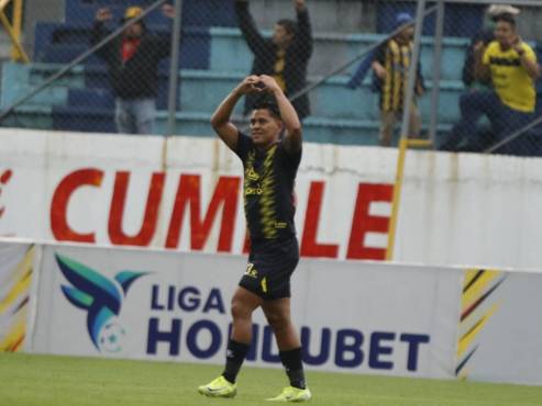 Bryan Moya celebrando su gol contra Génesis FC.