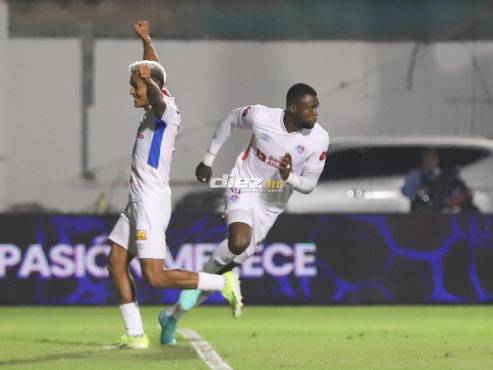 Yustin Arboleda venció la portería de Onan Rodríguez en el estadio Nacional. FOTO: Emilio Flores.