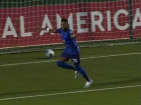 33’: ¡SE SALVÓ OLIMPIA! Enorme triangulación del Port Layola, la esférica pasó encima de la cabaña de Menjívar.