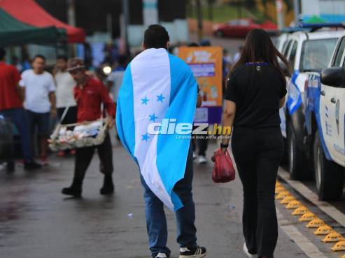 La bandera de Honduras se luce en las calles de los alrededores del Nacional Chelato Uclés. FOTOS: David Romero | Mauricio Ayala | Andro Rodríguez.