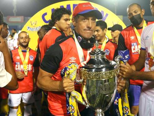 Pedro Troglio ha ganado cinco títulos en cinco torneos dirigidos.