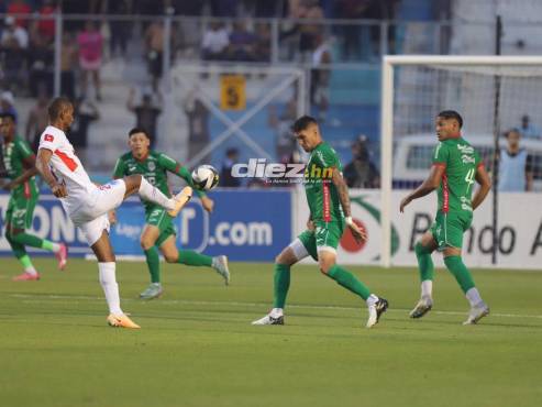 Jerry Bengtson dispara a la portería de César Samudio. FOTOS: Mauricio Ayala | Marvin Salgado.