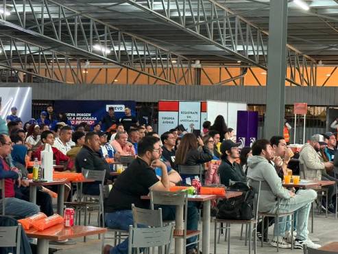 Aficionados capitalinos disfrutaron al máximo el clásico Honduras vs Costa Rica en el estadio virtual Diez