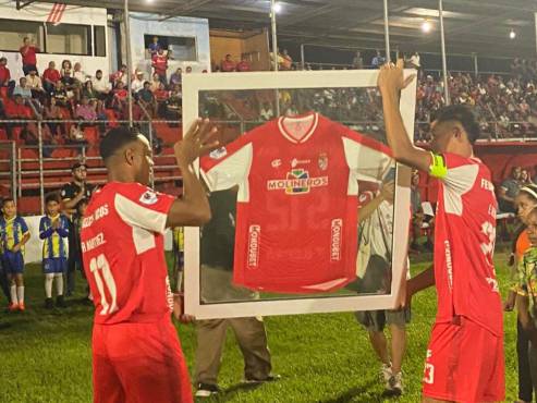 Rony Martínez junto al “Camello” Delgado presentando la camiseta del récord de partidos en Liga Nacional.