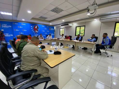 Autoridades de la Liga Nacional y miembros de la Policía Nacional se reunieron para planificar el clásico sampedrano.