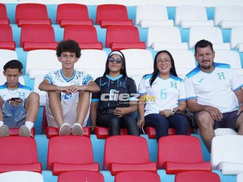 Los primeros aficionados de la Selección de Honduras en el Nacional Chelato Uclés. FOTOS: Emilio Flores | David Romero.