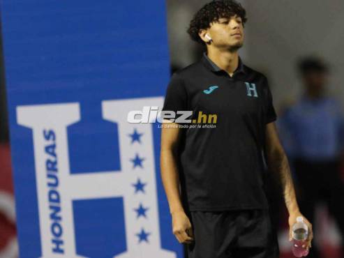 David Ruiz aparece en el banquillo de suplentes de la Bicolor Hondureña ante Granada.