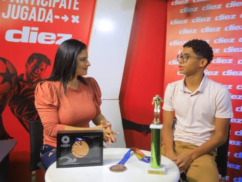 Claudia Torres entrevistó al joven nadador Josué Gabriel Sánchez de Delfines Sampedranos. (FOTO: Moisés Valenzuela)