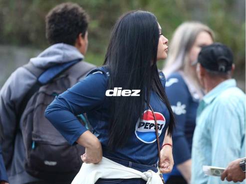 Las chicas bellas están presentes en la final de ida entre Motagua vs Olimpia. FOTO: David Romero.