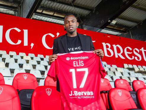 Alberth Elis usa su tradicional ‘17’ en el Stade de Brestois del fútbol francés.