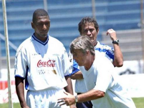 El serbio Bora Milutinovic le da instrucciones a Marcelo Ferreira ante la mirada de Juan Carlos Espinoza en el 2003.