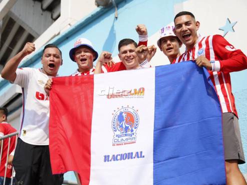 4:15 PM: La algarabía de la afición de Olimpia previo a la final de ida del torneo Clausura 2024. FOTOS: Mauricio Ayala | Marvin Salgado.