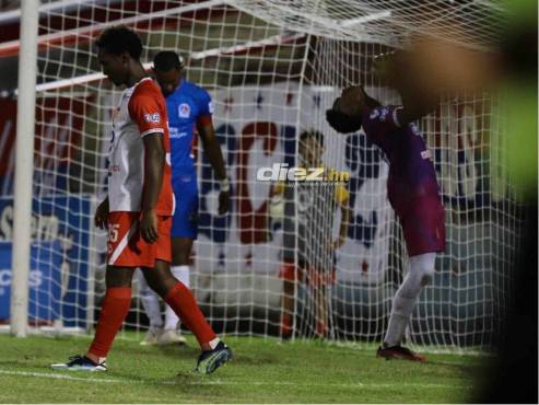 Amílcar Benguché lamentó el autogol del Vida en el cuarto tanto de Olimpia en el Municipal Ceibeño. FOTO: Esaú Ocampo.